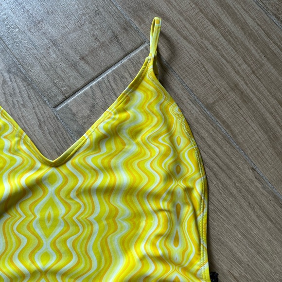 KENDALL & KYLIE nwt yellow swirl low back ruched side once piece swimsuit - Picture 3 of 9